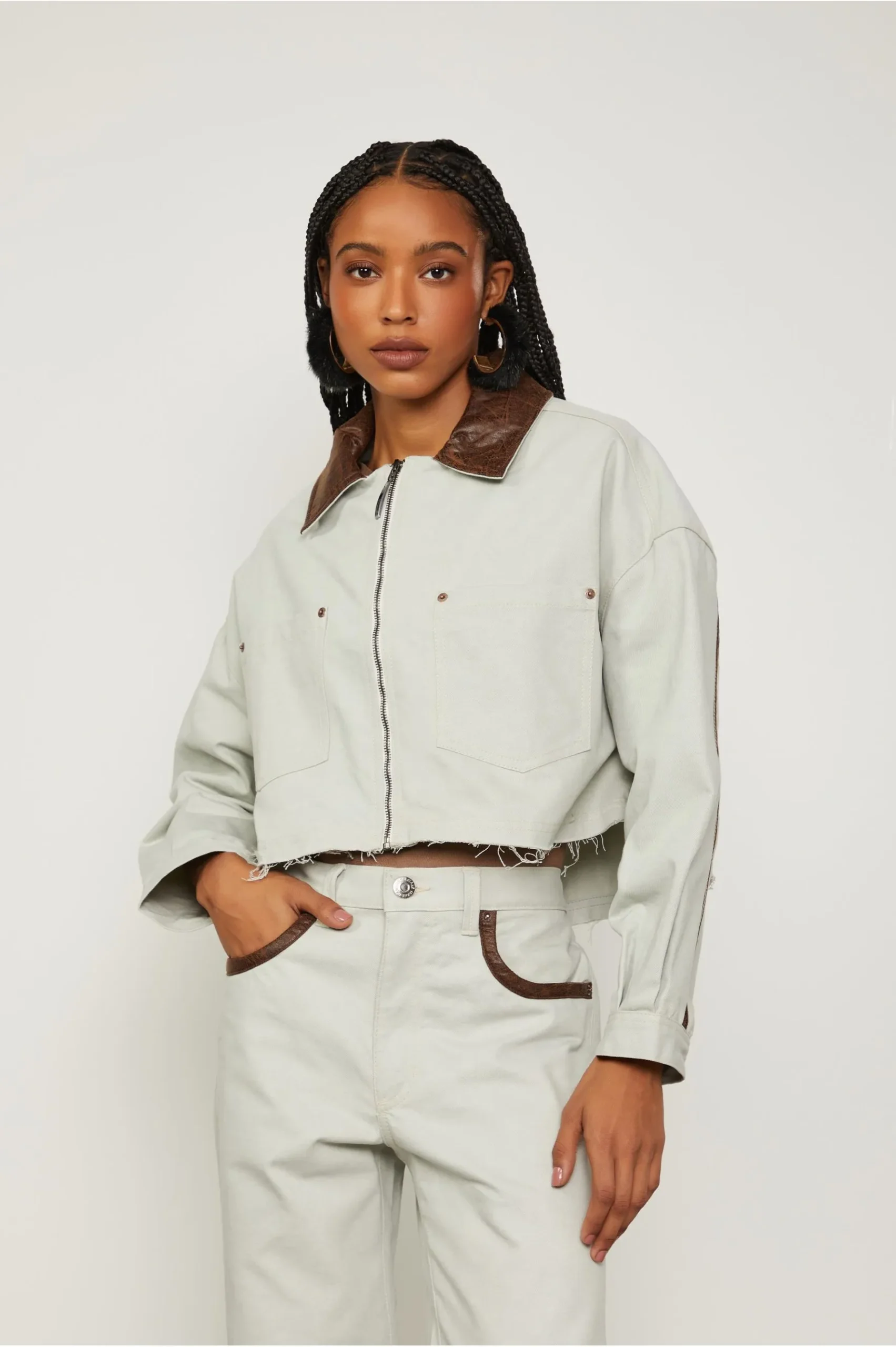 Jaqueta De Sarja Cropped Detalhes Em Suede