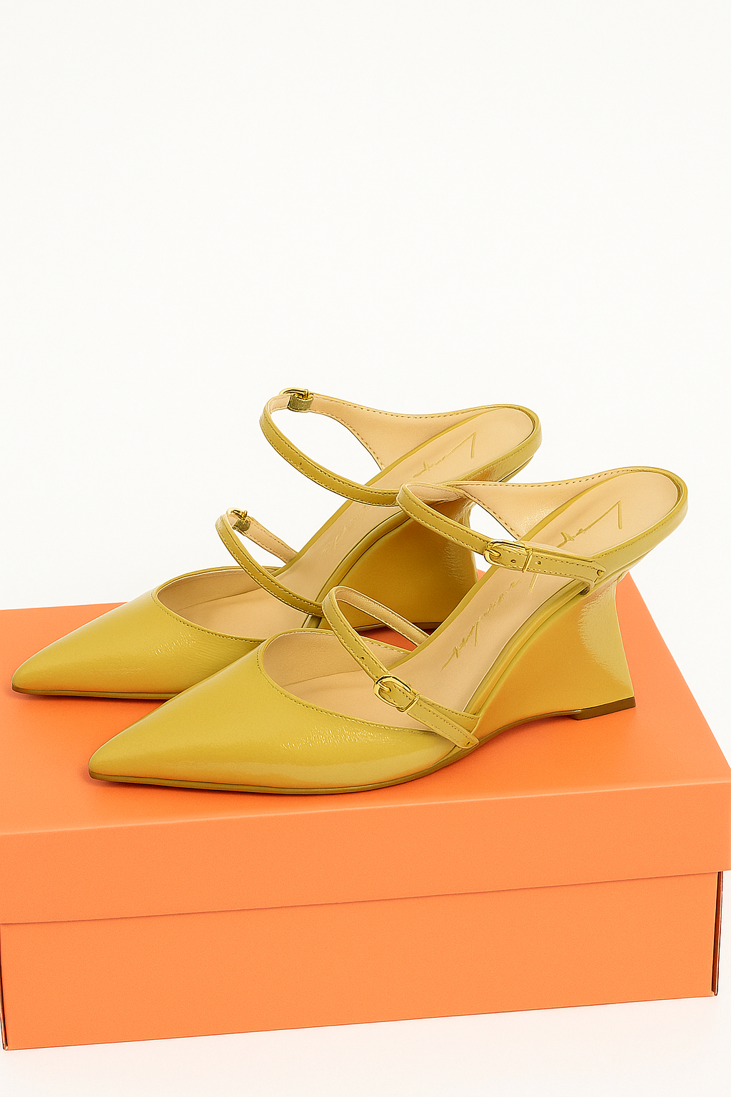 Scarpin Mule Em Verniz Salto Anabela E Duas Tiras