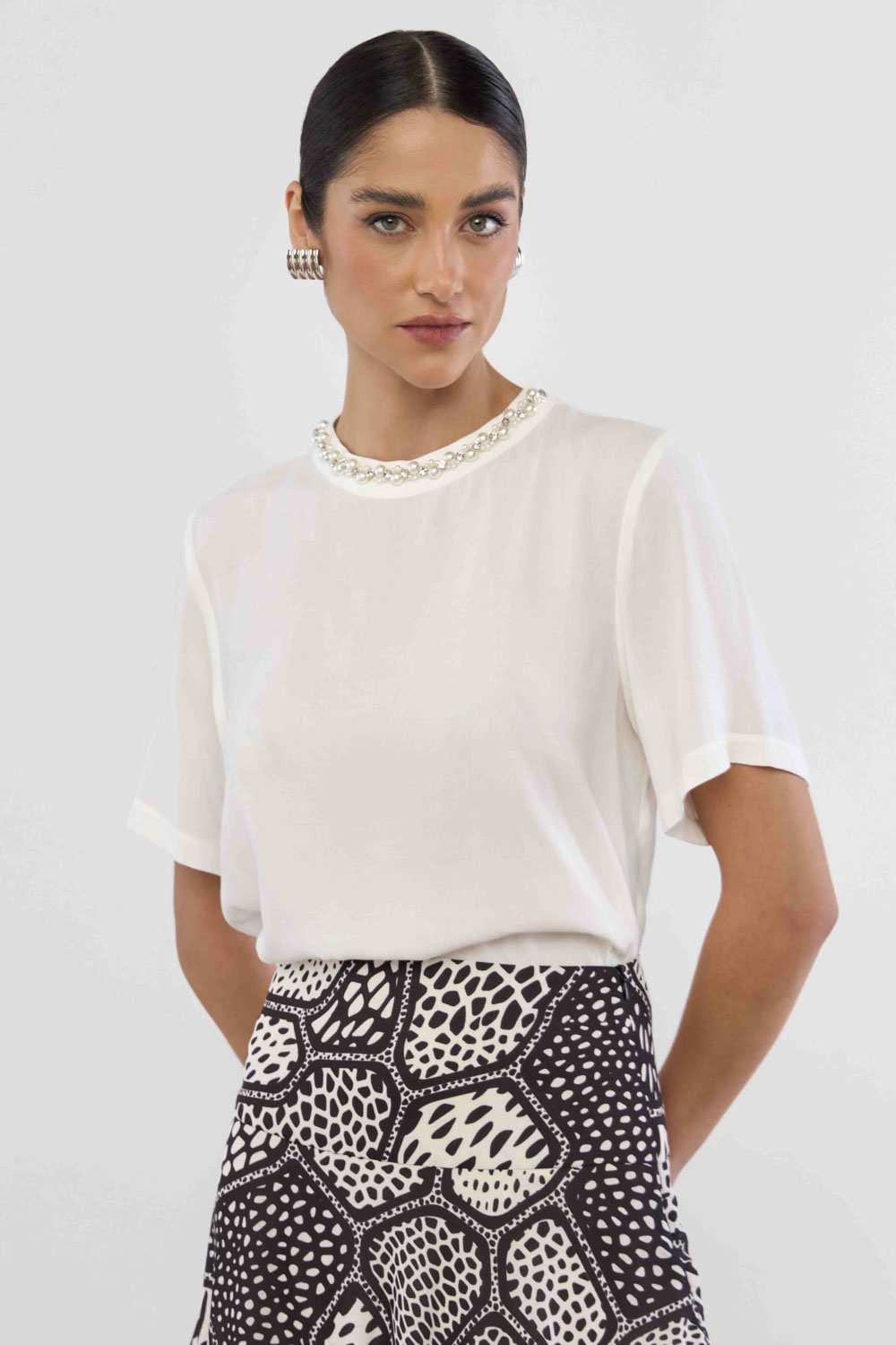 BLUSA LISA COM DETALHE PÉROLA