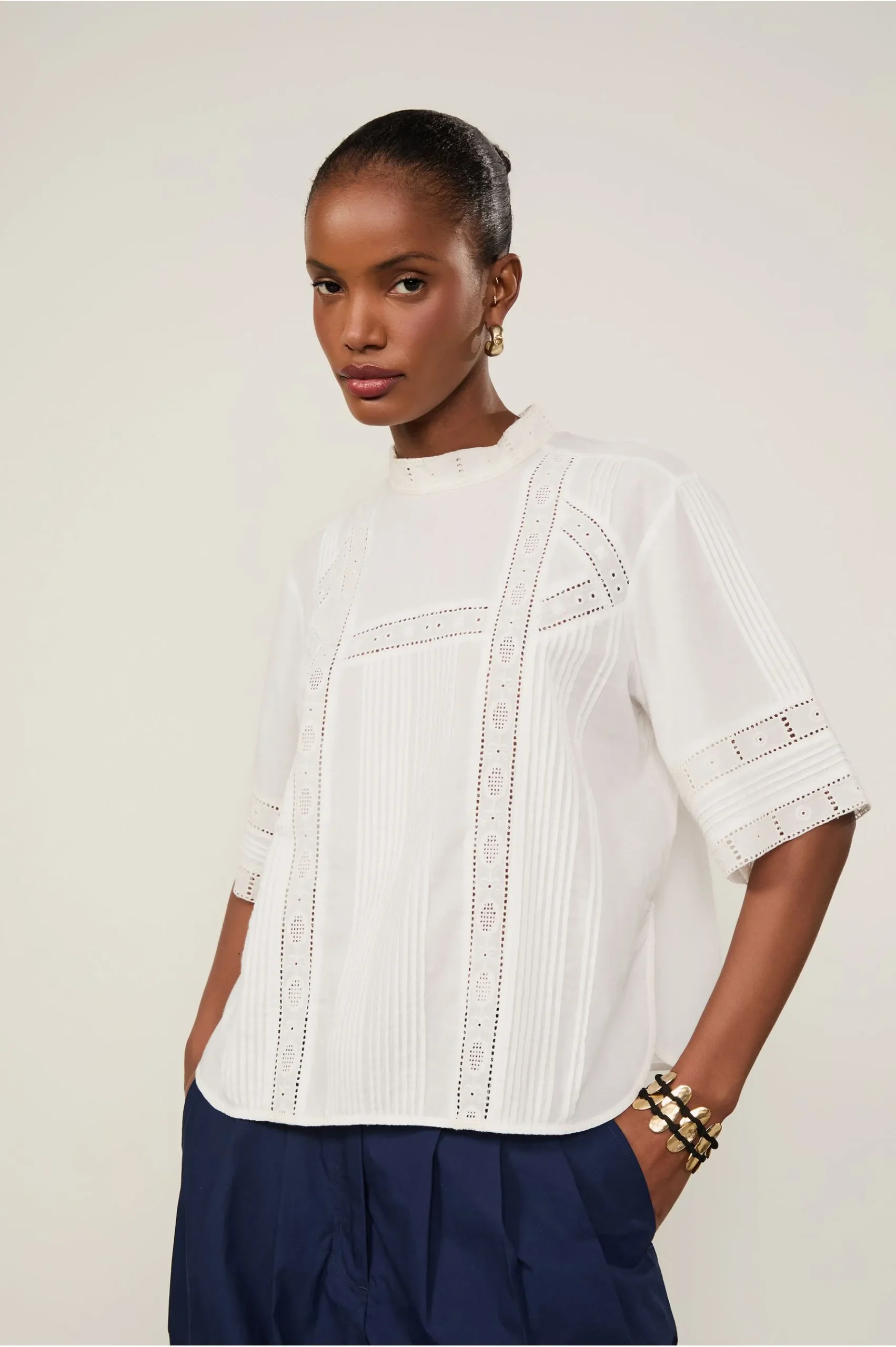 BLUSA COM PREGAS E RENDA