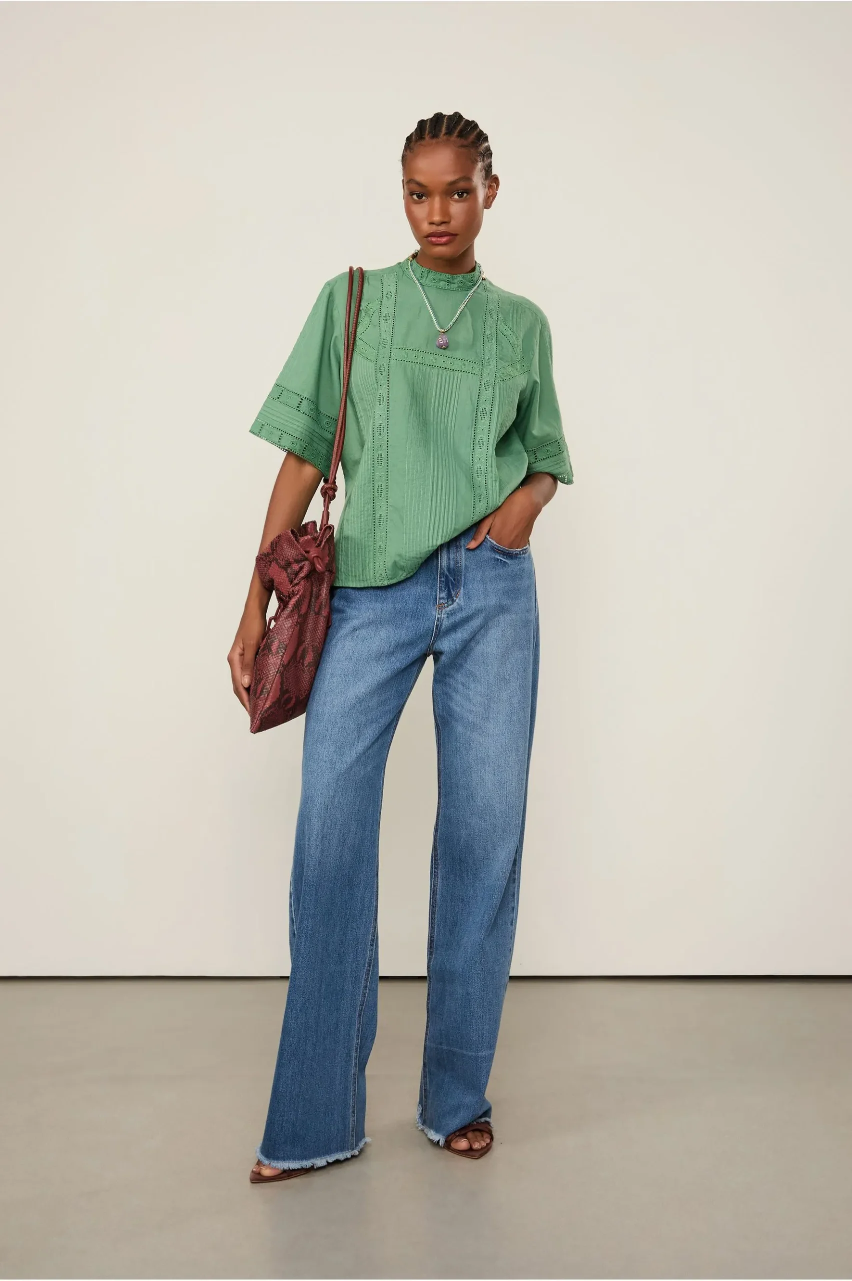 BLUSA COM PREGAS E RENDA